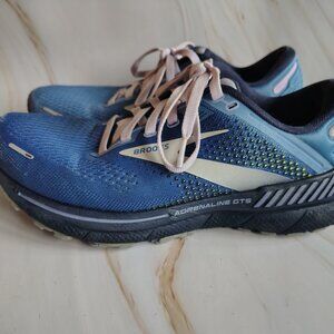 Women's Brooks Adrenaline size 8